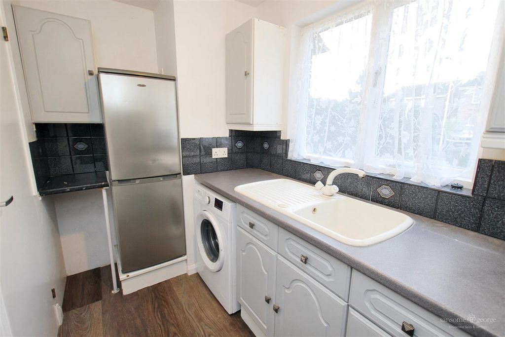 Property photo 3 of 12 Kitchen