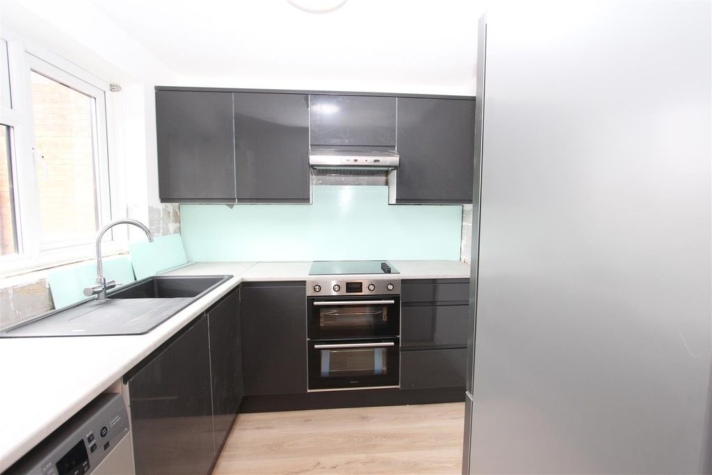 Property photo 2 of 7 Kitchen