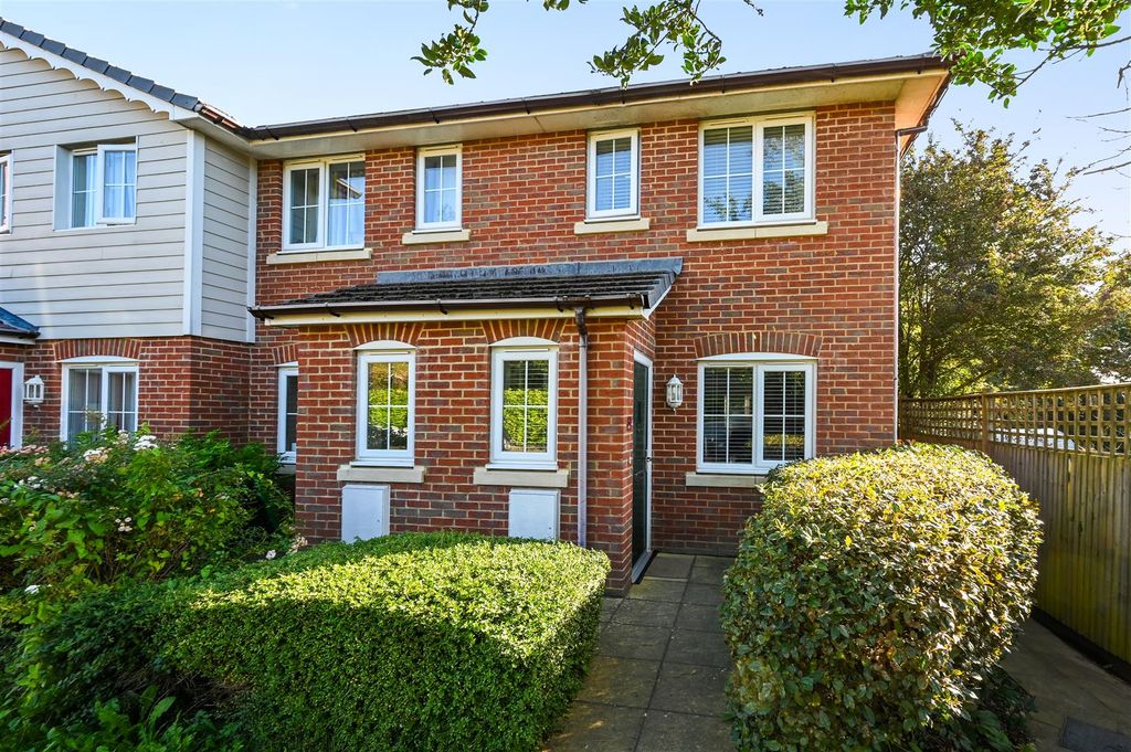 Property photo 1 of 17 5 Clarence Gardens - Tn402Fj - Photos (5).Jpg