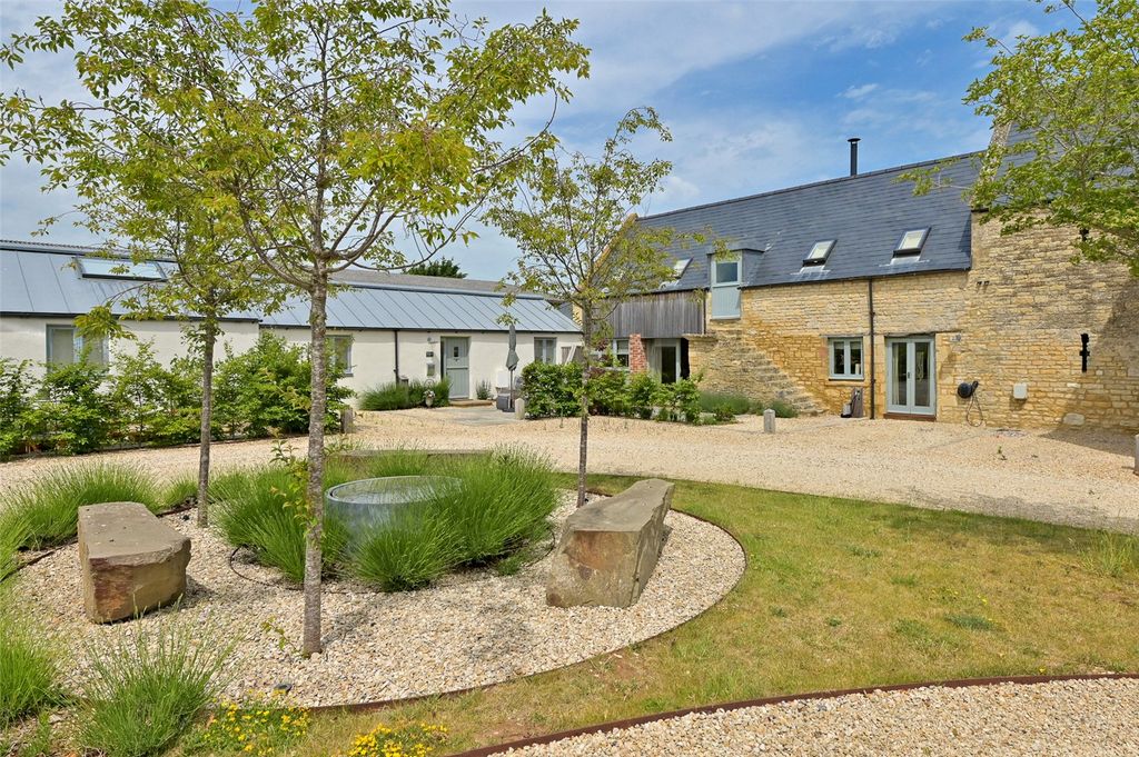 Property photo 1 of 16 Courtyard