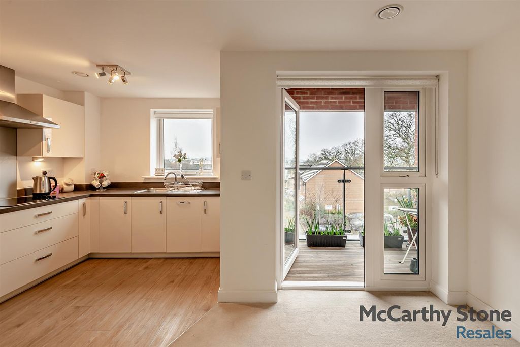 Property photo 1 of 14 8677324-Interior04-800.Jpg