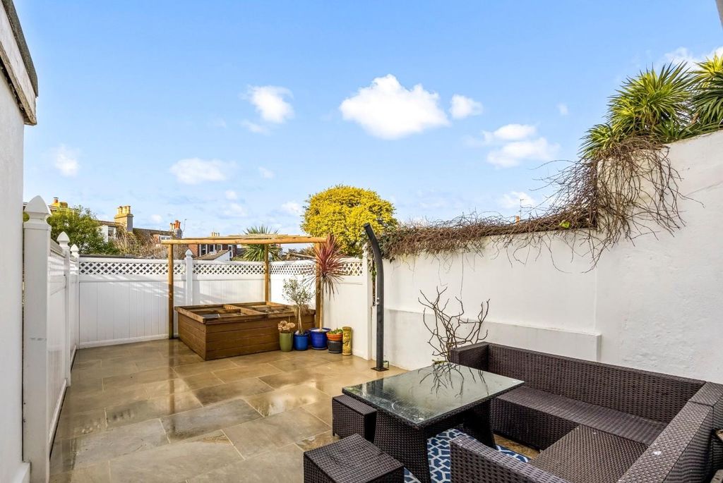 Property photo 2 of 20 Toronto Terrace-002.Jpg