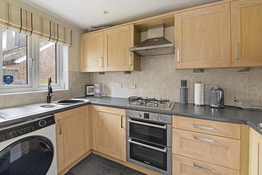 Property photo 3 of 10 Kitchen