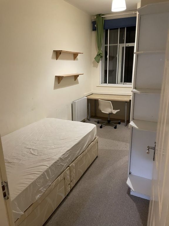 Property photo 3 of 8 Room 2