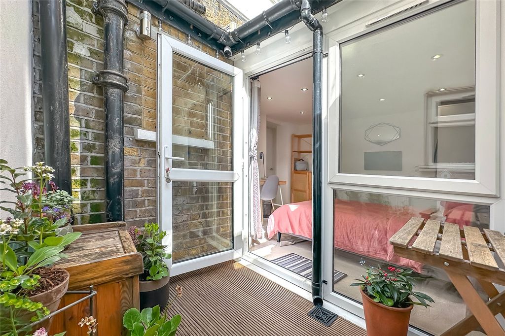 Property photo 3 of 19 Balcony