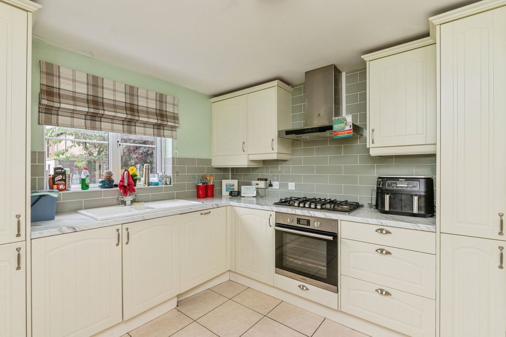 Property photo 3 of 17 Kitchen