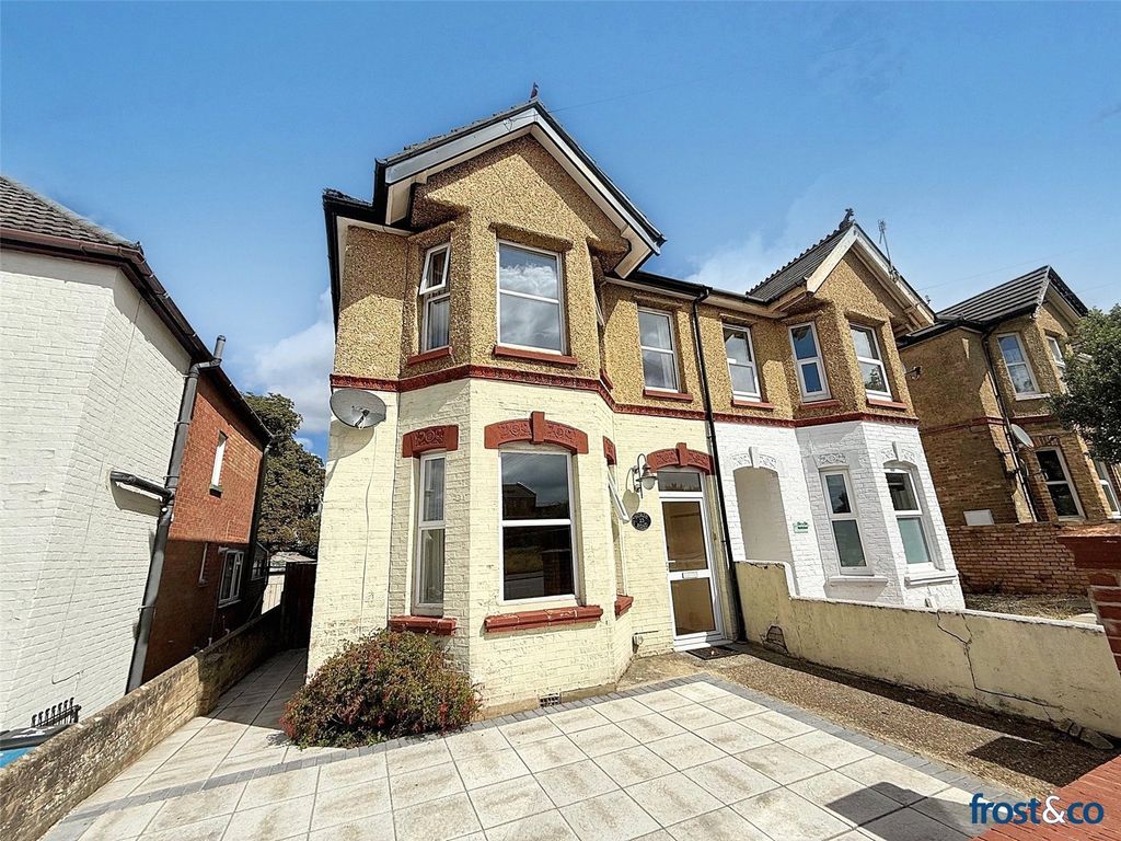 Property photo 1 of 16 North Road