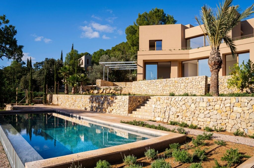 Property photo 3 of 18 Pool And Exterior