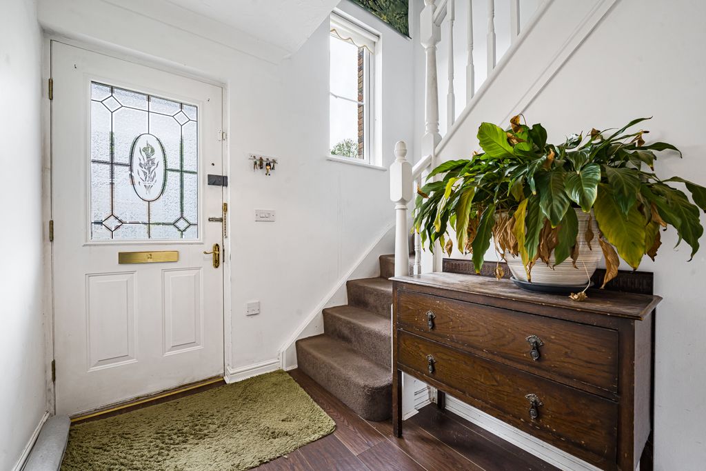 Property photo 3 of 20 Entrance Hall 1