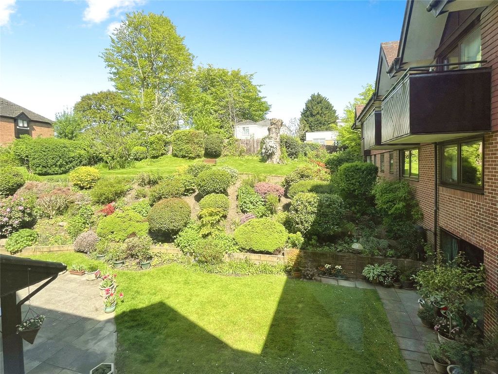 Property photo 2 of 11 Communal Gardens