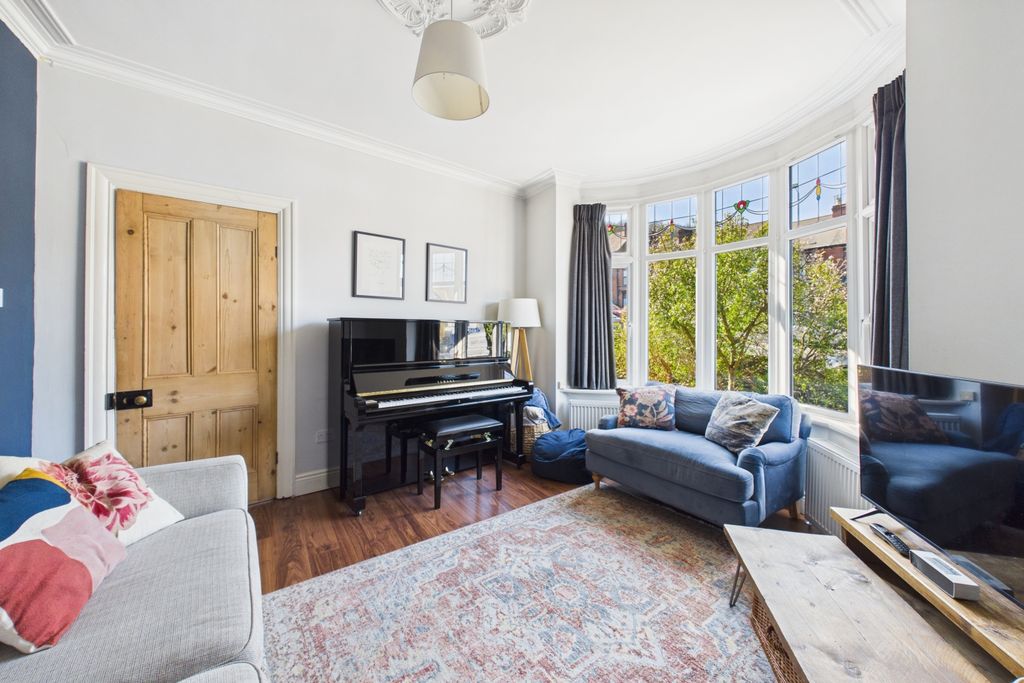 Property photo 3 of 21 Lounge