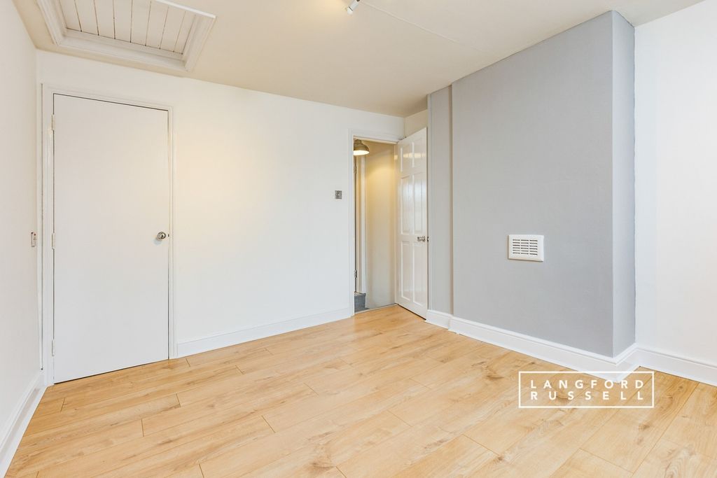 Property photo 3 of 10 Bedroom