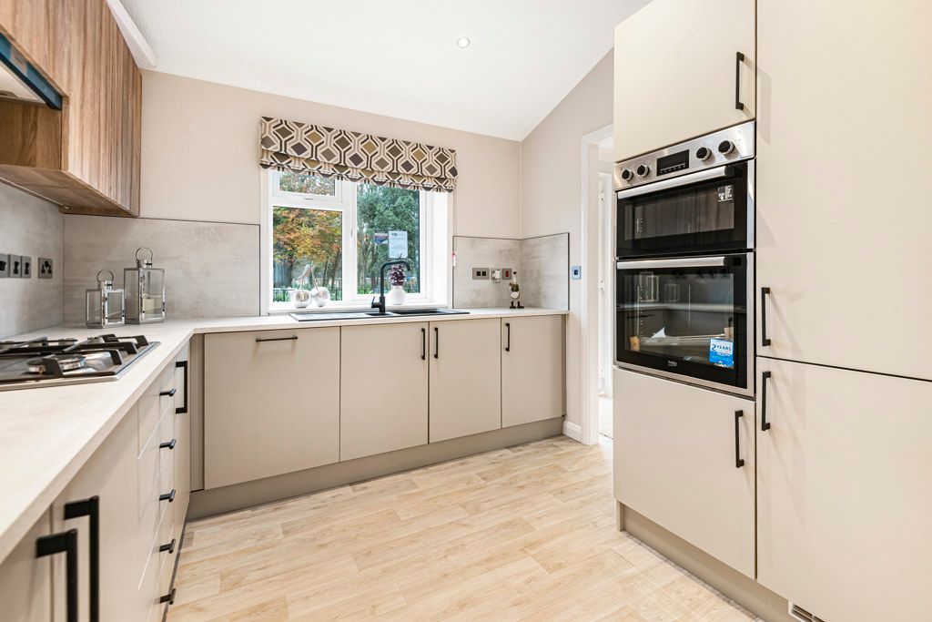 Property photo 3 of 28 Kitchen