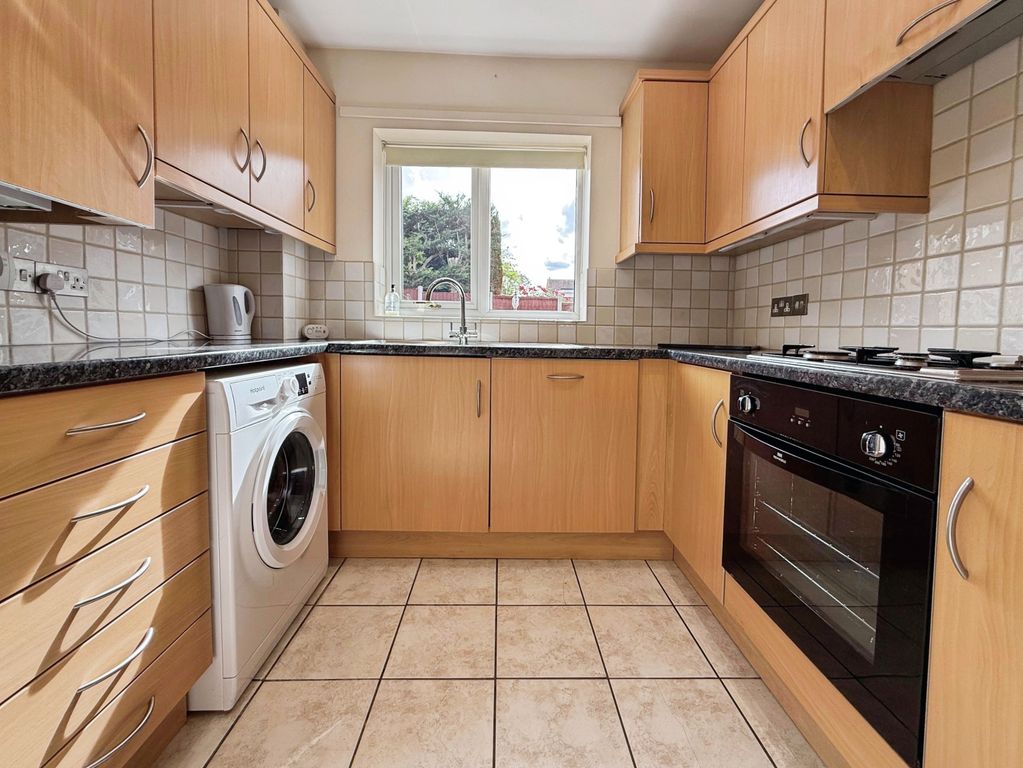 Property photo 3 of 10 Kitchen