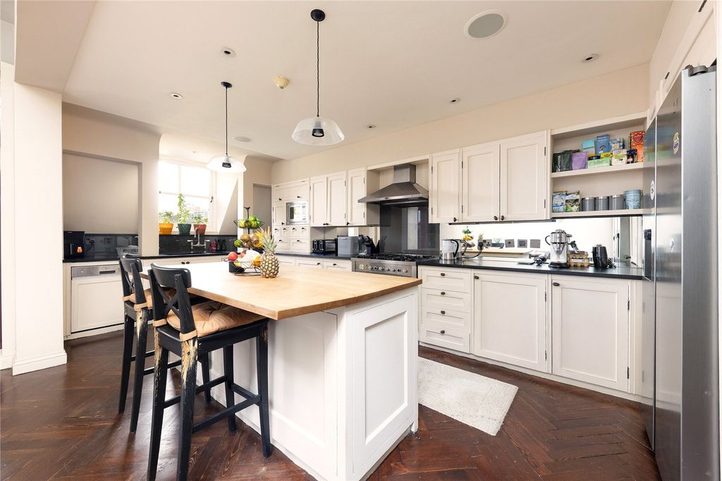 Property photo 3 of 19 Kitchen