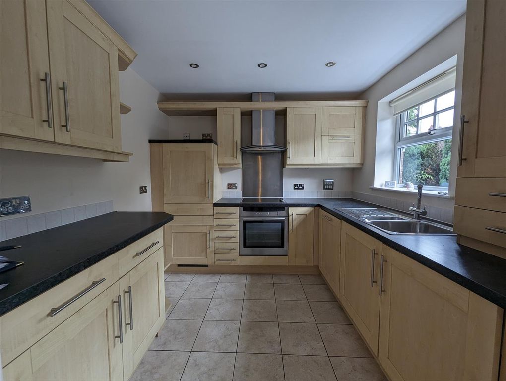 Property photo 3 of 12 Kitchen