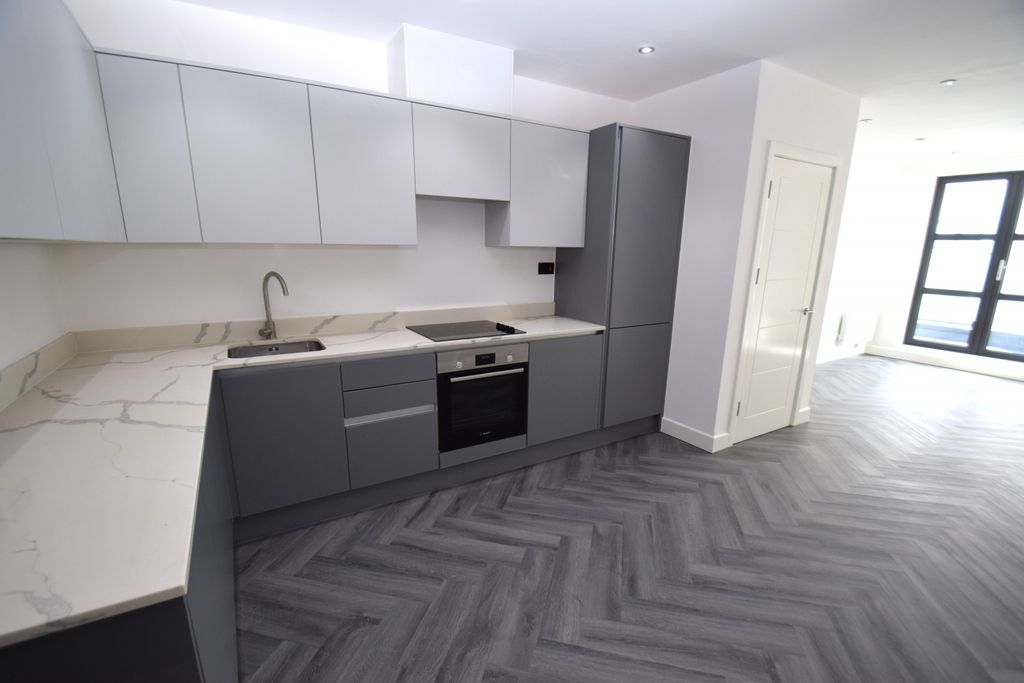 Property photo 1 of 6 1 Bedroom Second Floor Apartment In A Block Of 9 With A Balcony In The Vibrant Heart Of Southend-On-Sea City