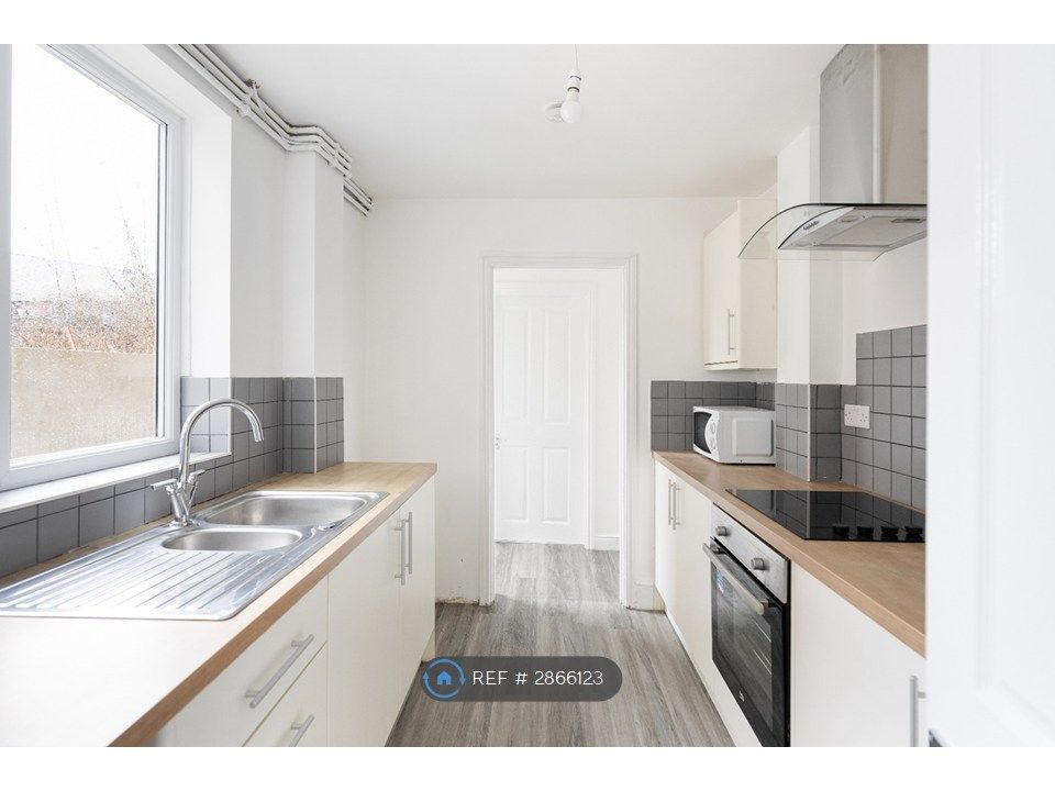 Property photo 3 of 20 Kitchen