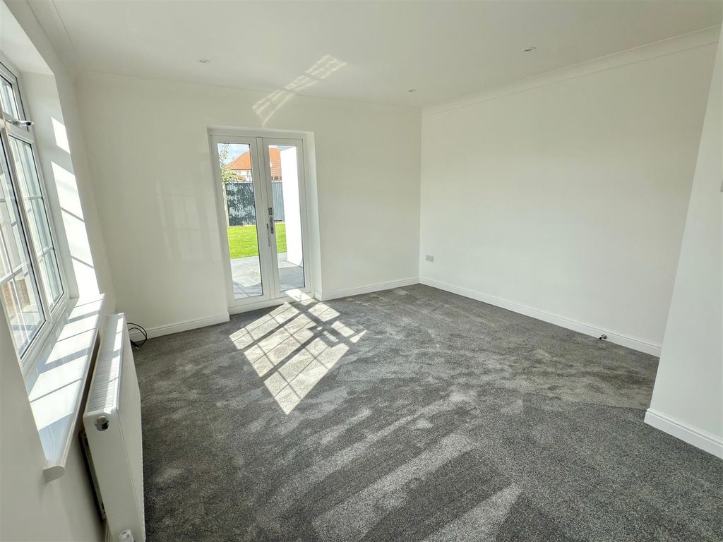 Property photo 3 of 18 Lounge.Jpg