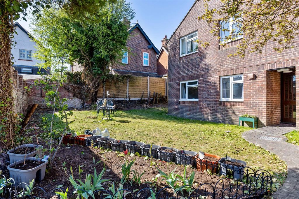 Property photo 2 of 4 Communal Gardens