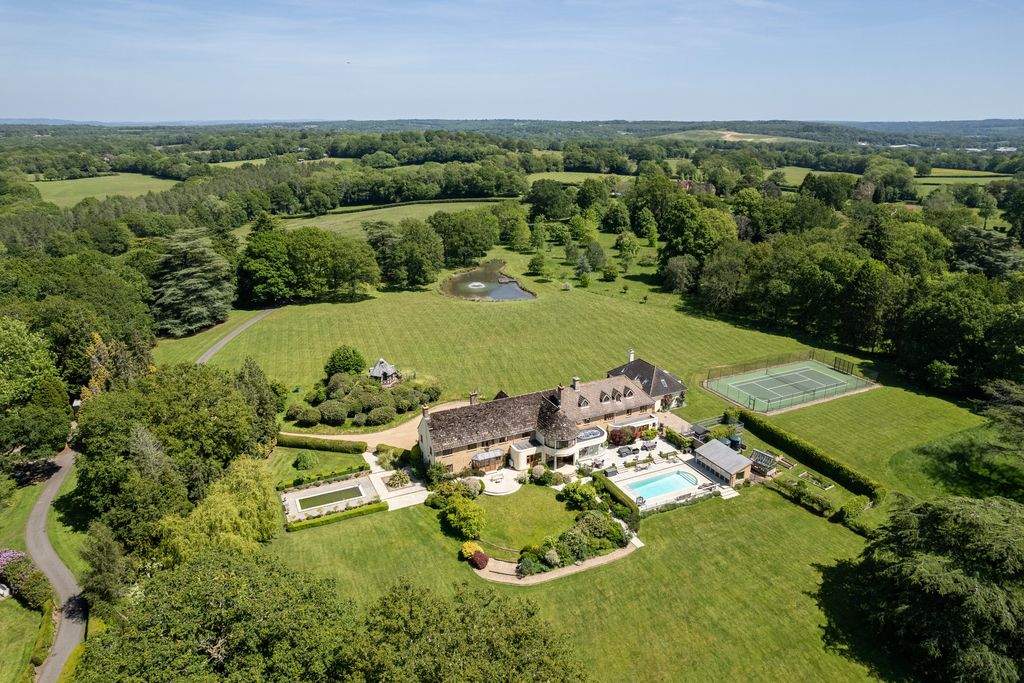 Property photo 1 of 31 Warnham Lodge