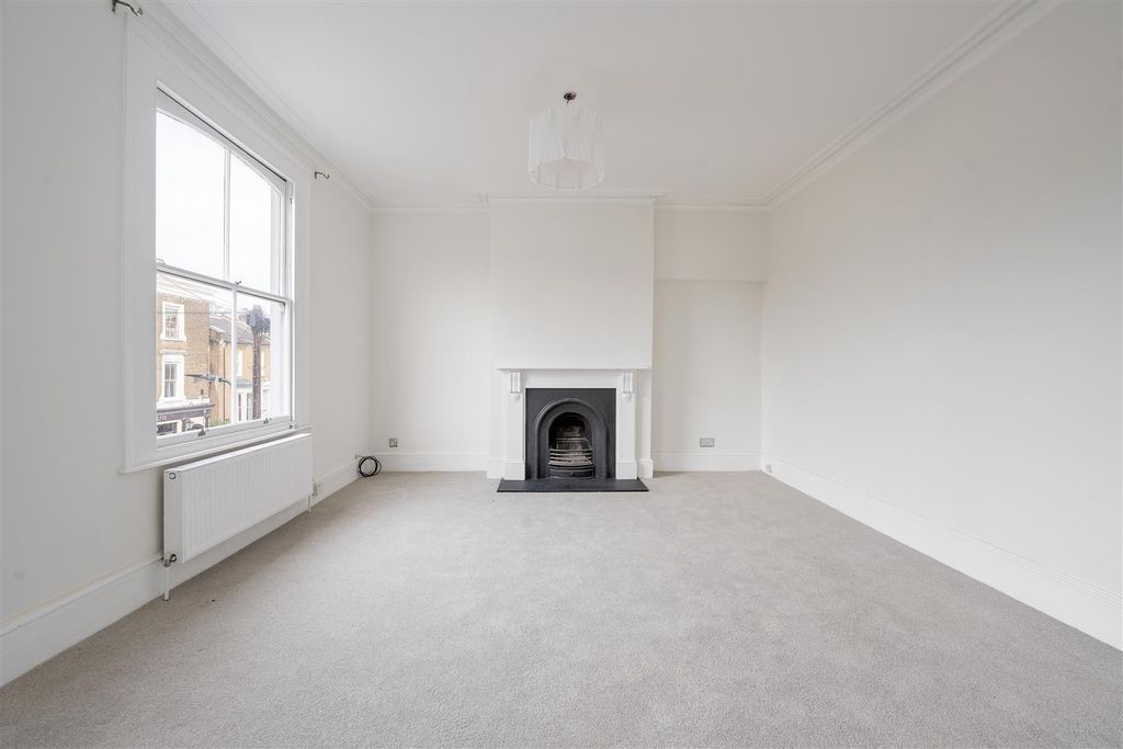 Property photo 2 of 15 Forest Road, E8