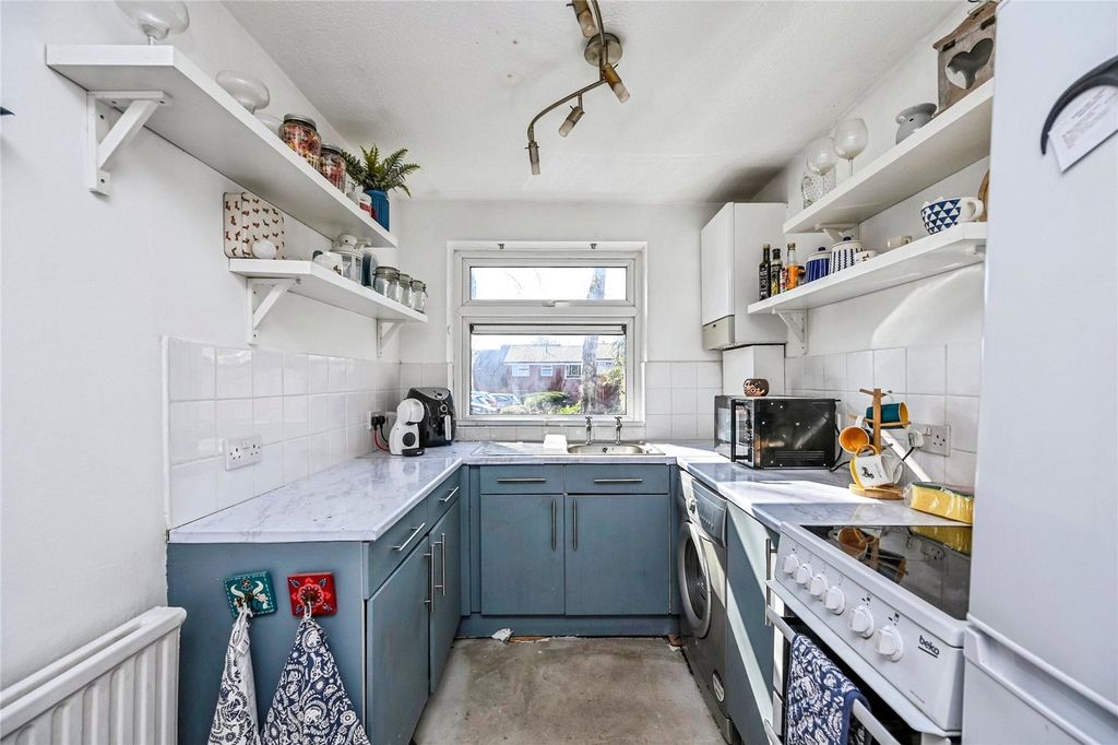 Property photo 2 of 8 Kitchen