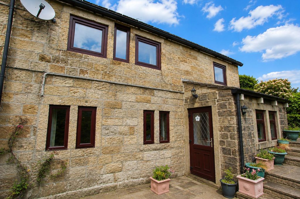 Property photo 2 of 27