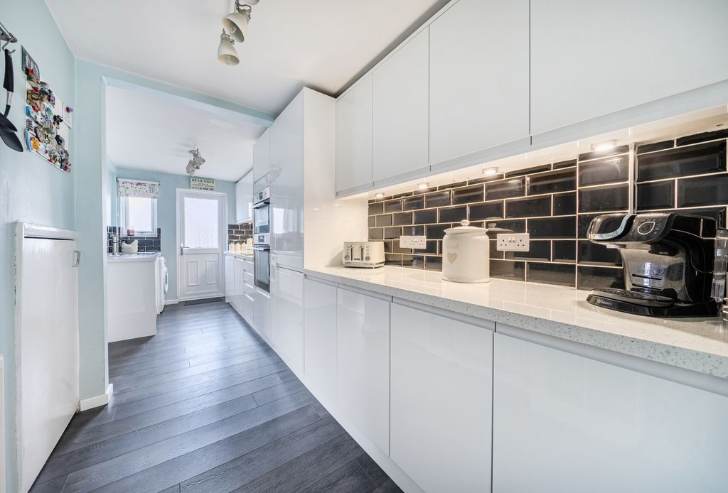 Property photo 2 of 10 1402810-13-697B52...