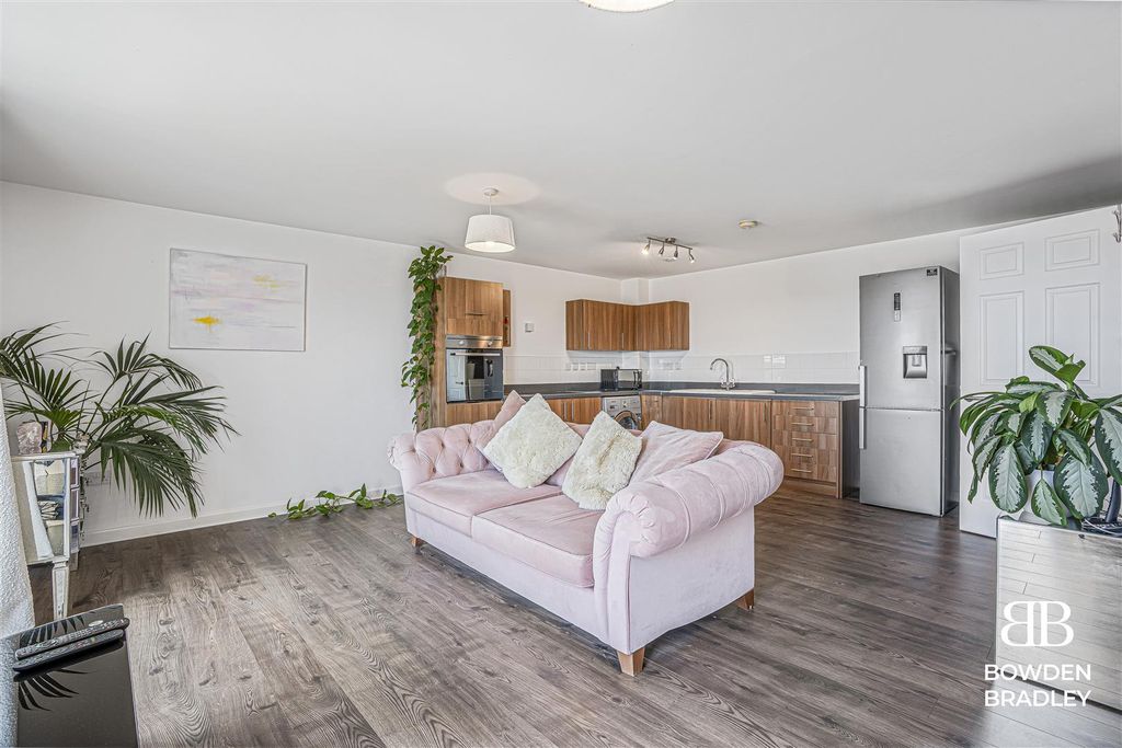 Property photo 1 of 14 Living Room/Kitchen