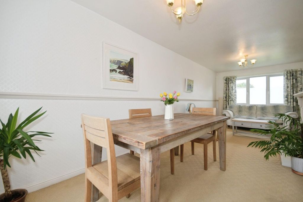 Property photo 3 of 16 Dining Room 02.Jpg