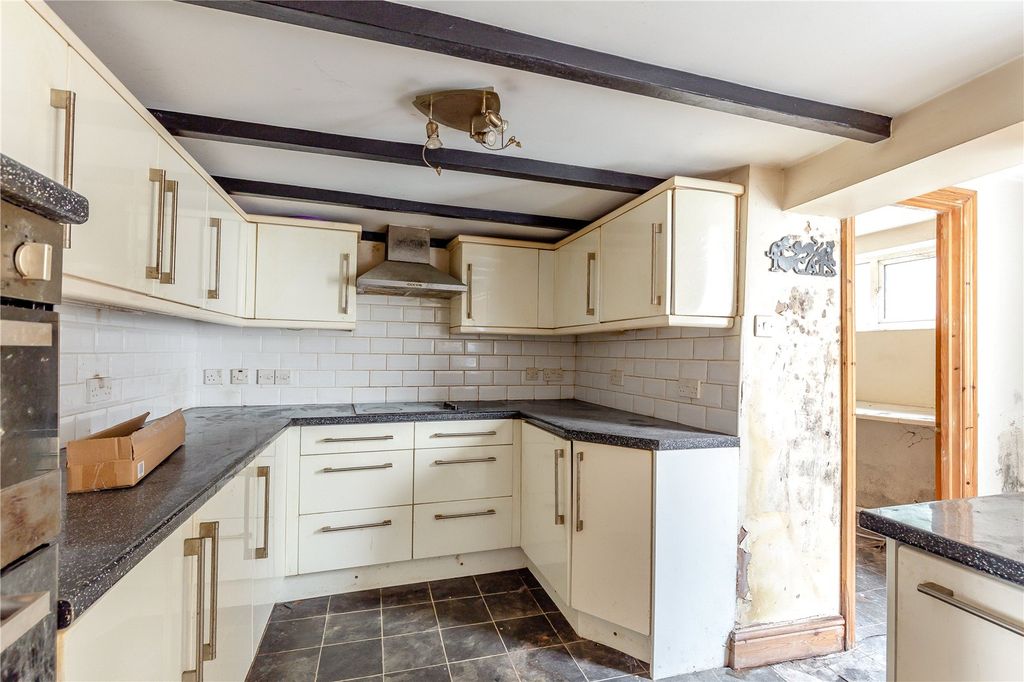 Property photo 2 of 10 Kitchen