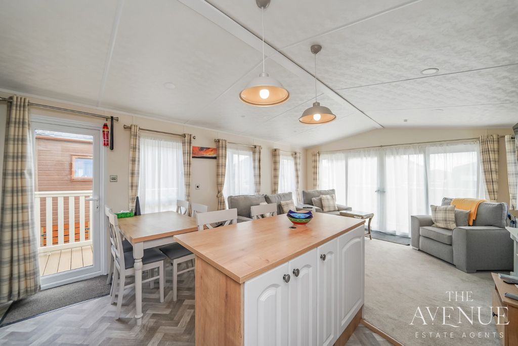 Property photo 2 of 23 4572731