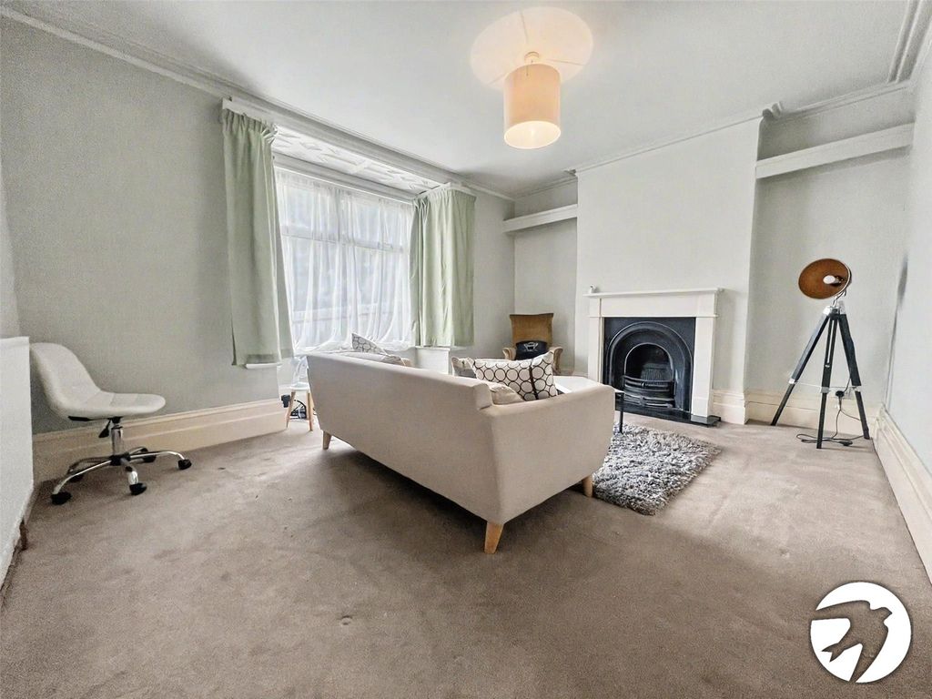Property photo 3 of 13 Lounge