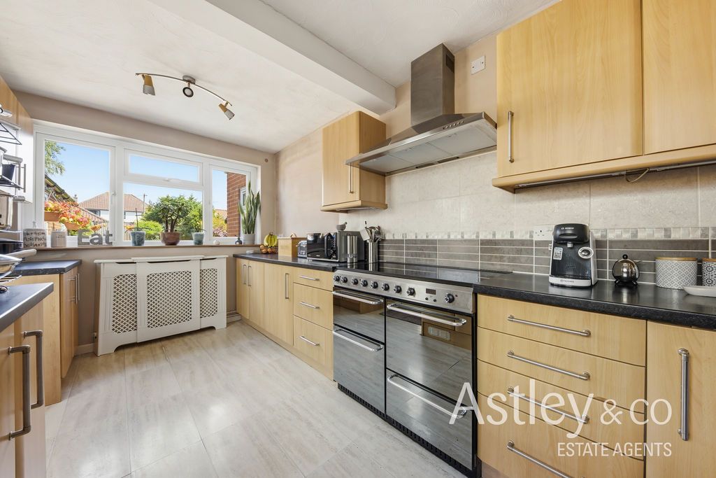 Property photo 3 of 19 Kitchen