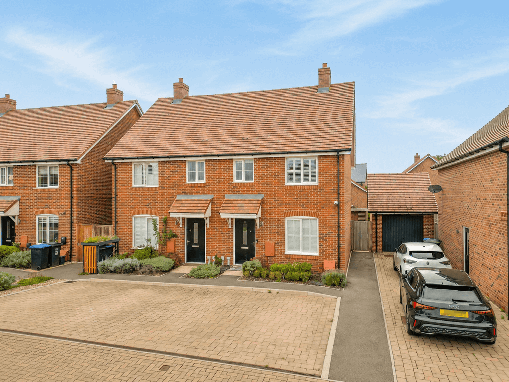 Property photo 1 of 20 Hedgehog Way, Berkhamsted