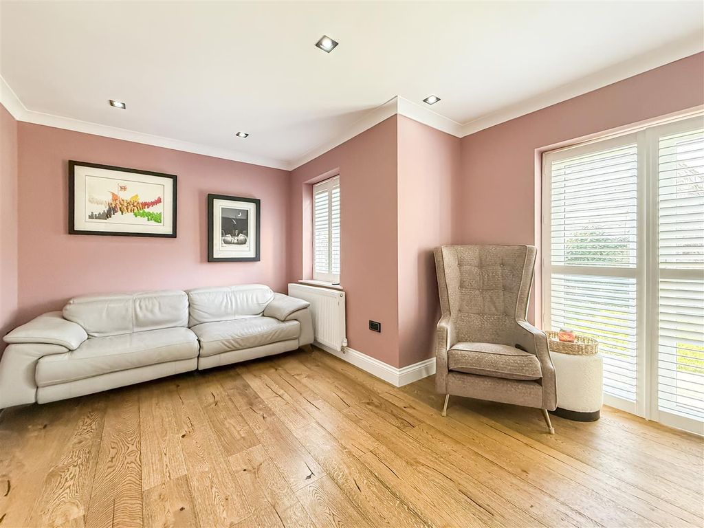 Property photo 3 of 22 Lounge