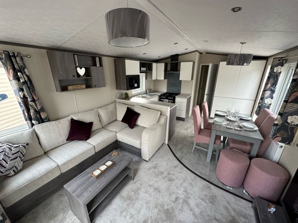 Property photo 3 of 12 3 Bed Avon Lounge 2023.Jpg