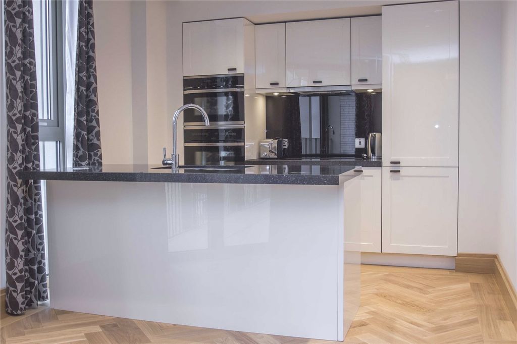 Property photo 3 of 11 Kitchen
