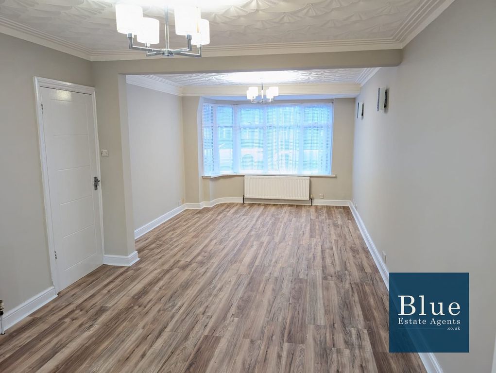 Property photo 2 of 11 Through Lounge