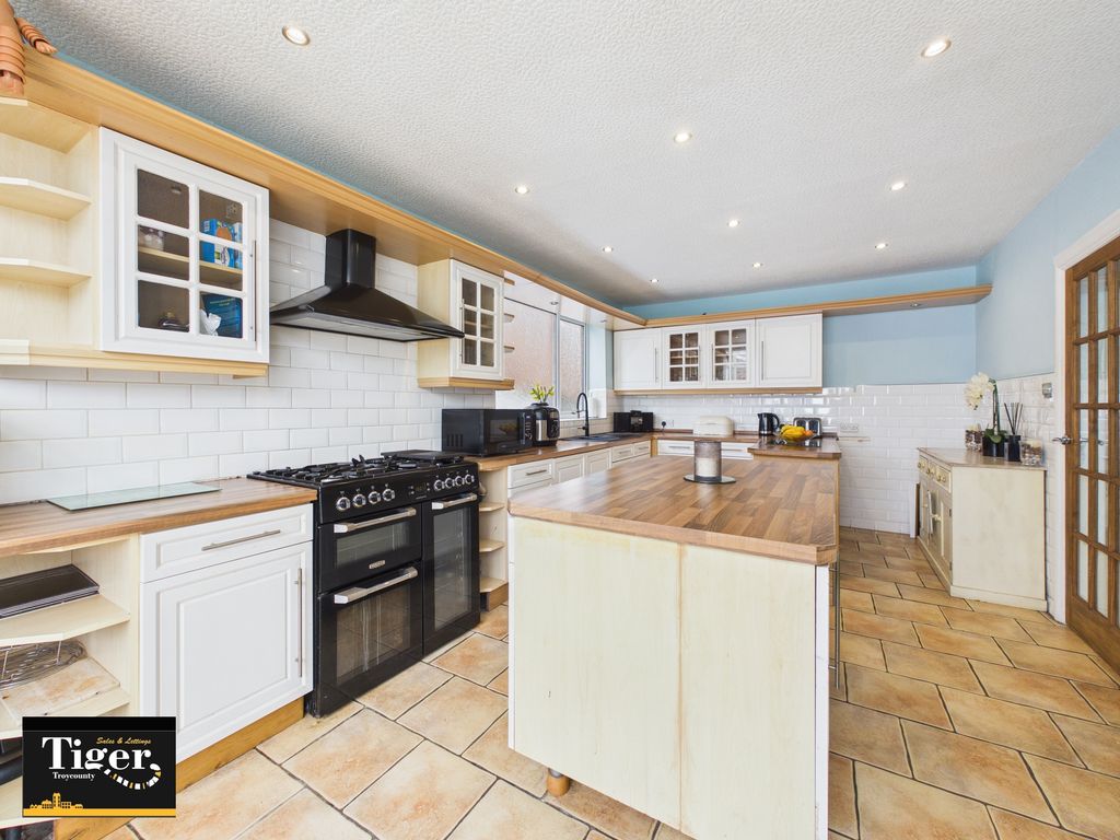 Property photo 3 of 29 Cam03440G0-Pr0533-Still025