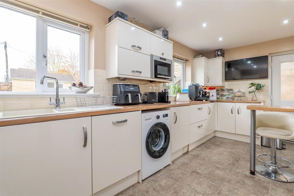 Property photo 3 of 29 Kitchen/Breakfast Room