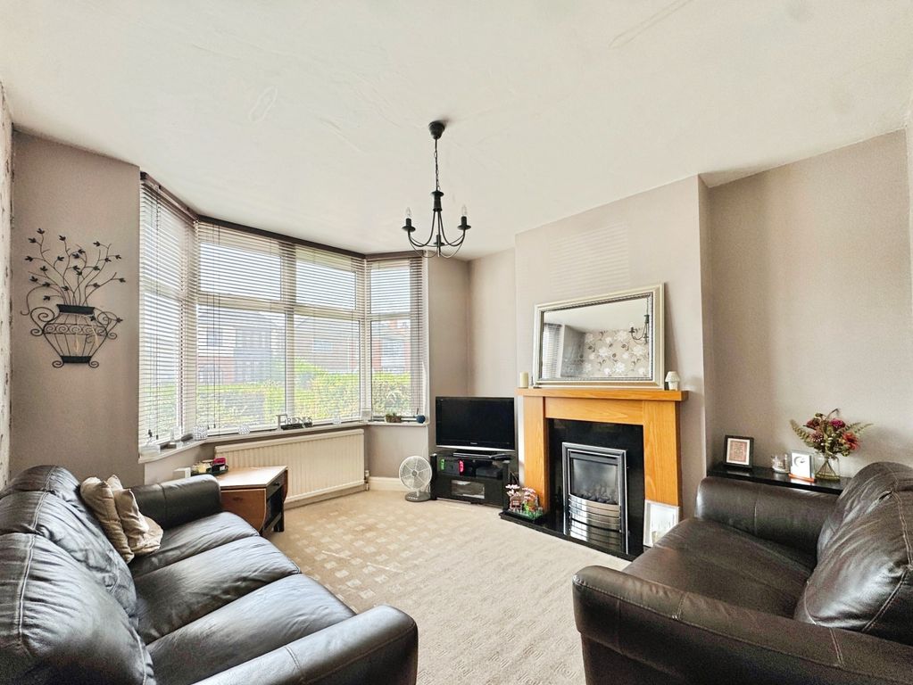 Property photo 2 of 13 66, Crown Hills Avenue, Le5 4He