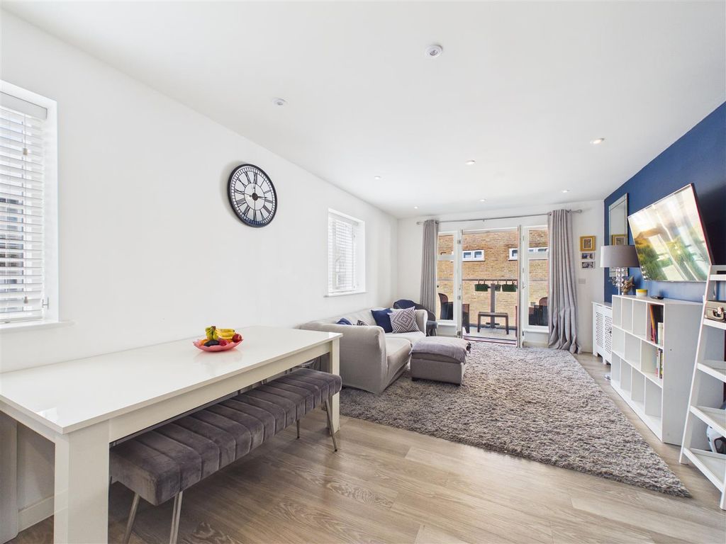Additional image 4 of 2 bed flat for sale2 Hansler Grove, East Molesey KT8