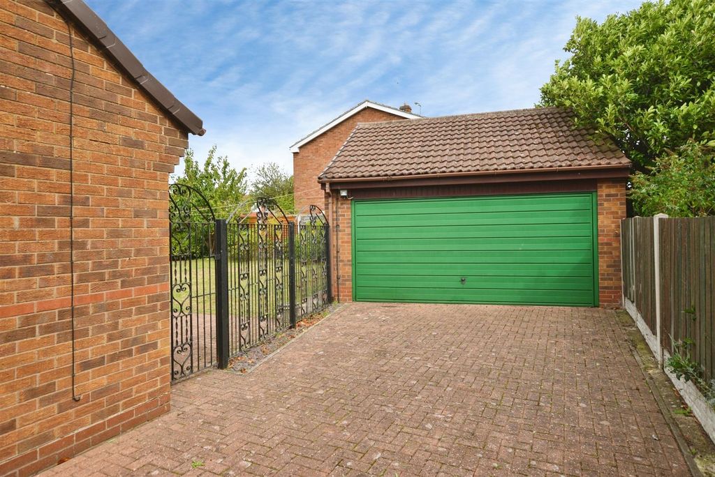 Property photo 2 of 19 Double Garage