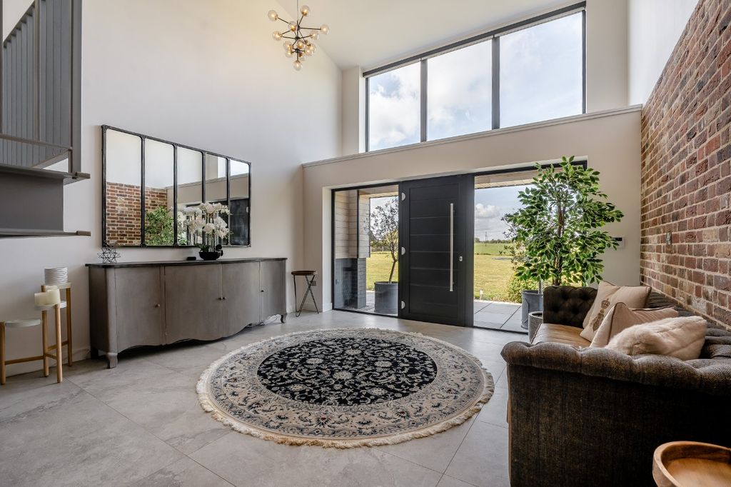 Property photo 3 of 31 Main Entrance