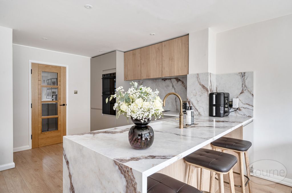 Property photo 3 of 16 F7675F83-89Be-407...