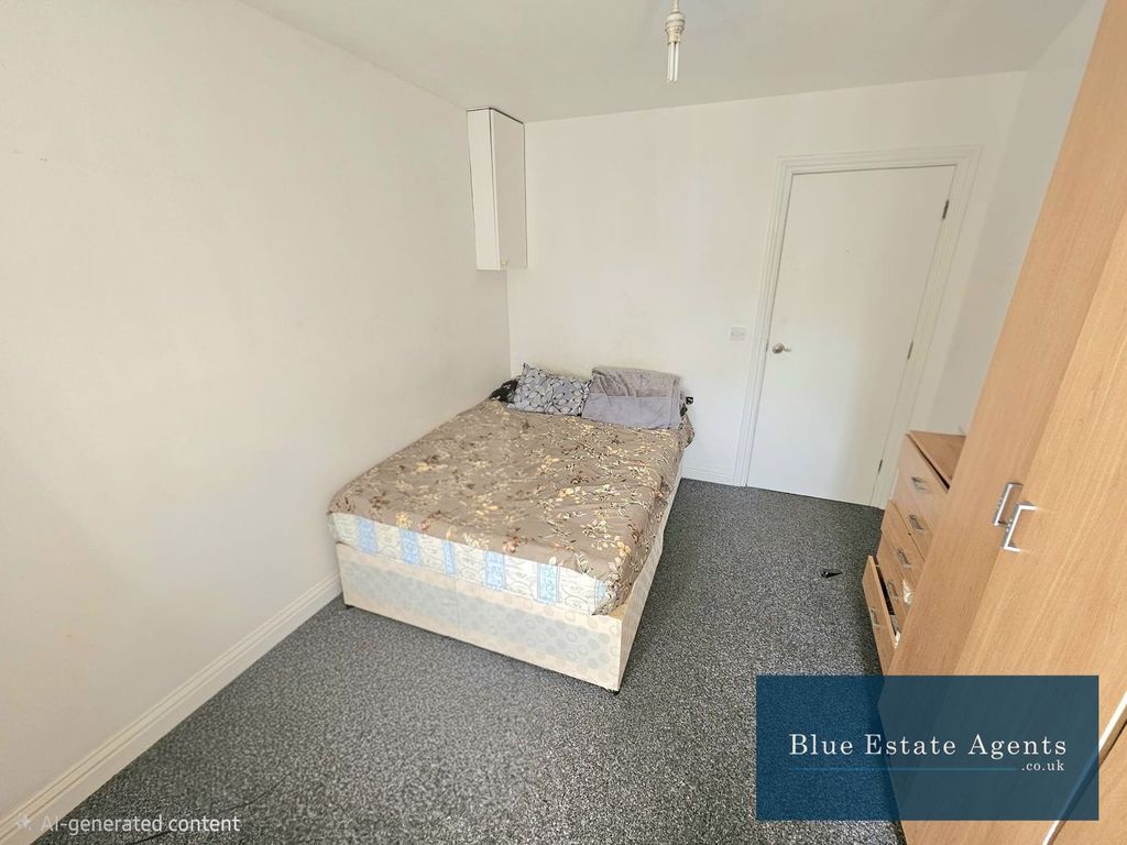 Property photo 2 of 6 Bedroom