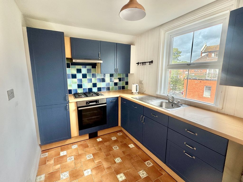 Property photo 3 of 10 Kitchen