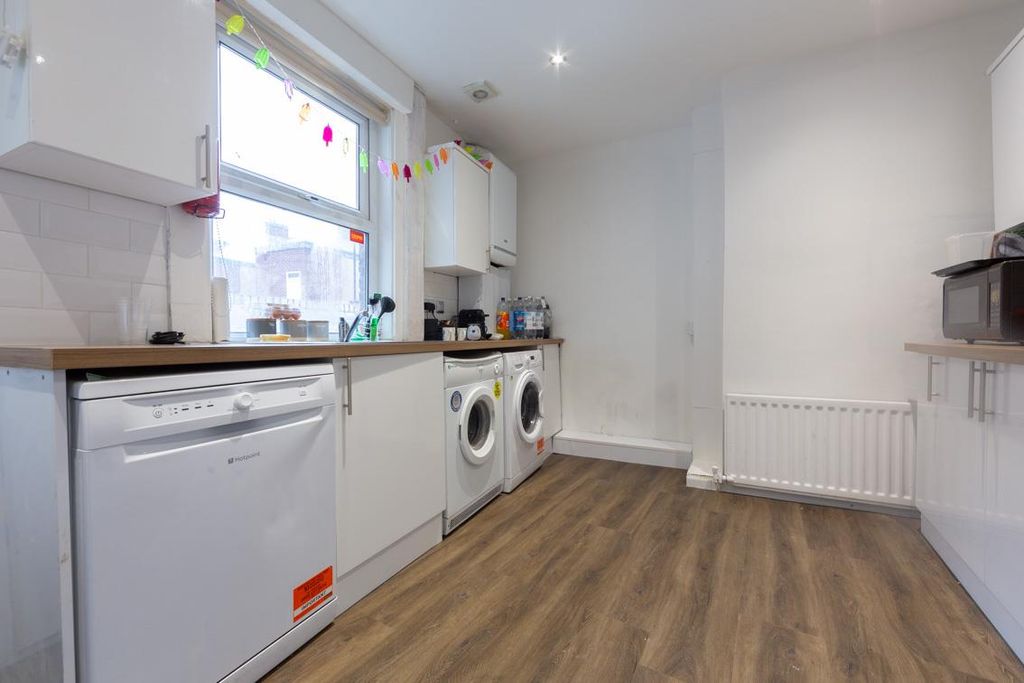 Property photo 2 of 6 182 Sandyford Rd-Small-2.Jpg